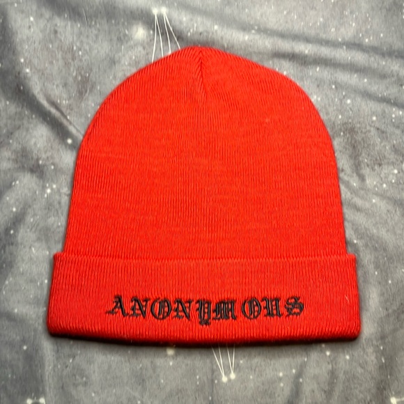Anonymous red beanie - Picture 1 of 2